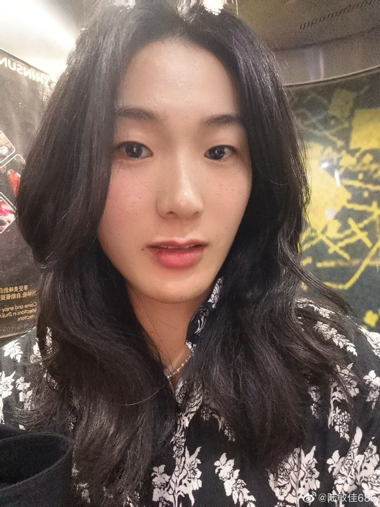 保罗急忙站起来，礼貌的说道：好的萧小姐，您先休息。